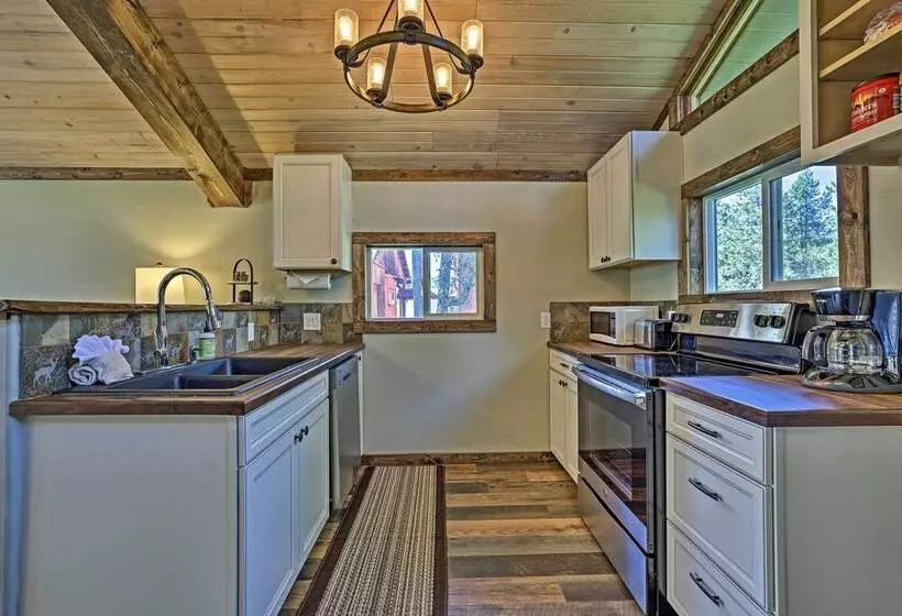 Donnelly Cabin W/ Fire Pit: 5 Mi To Boat & Ski!