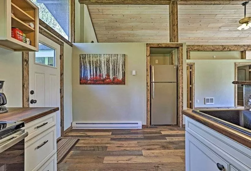 Donnelly Cabin W/ Fire Pit: 5 Mi To Boat & Ski!