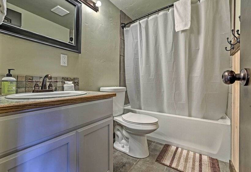 Donnelly Cabin W/ Fire Pit: 5 Mi To Boat & Ski!