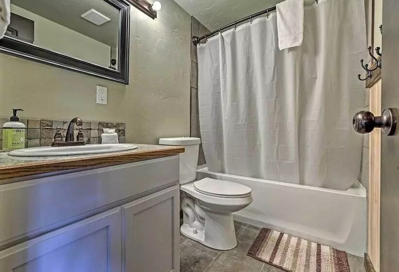 Donnelly Cabin W/ Fire Pit: 5 Mi To Boat & Ski!