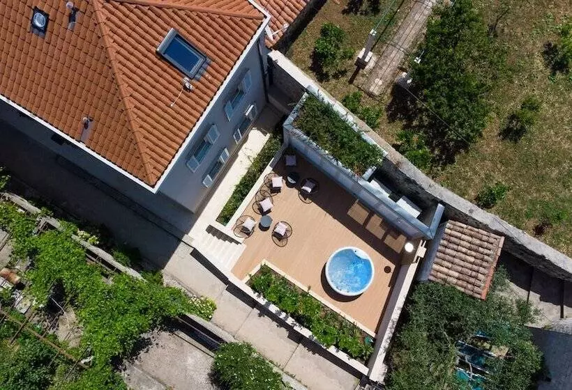 هتل Kala Luxurys By Duhomes