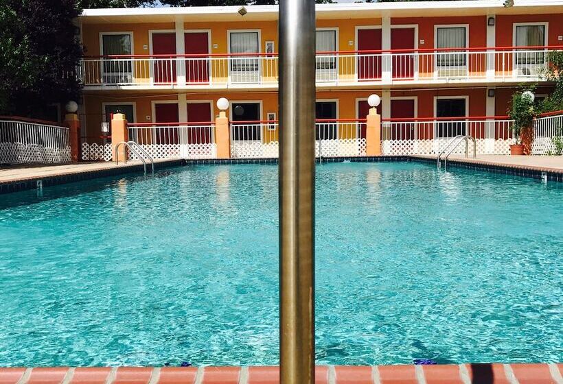 모텔 Milan Inn & Suites