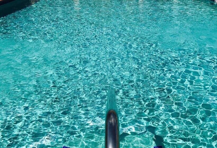 모텔 Milan Inn & Suites