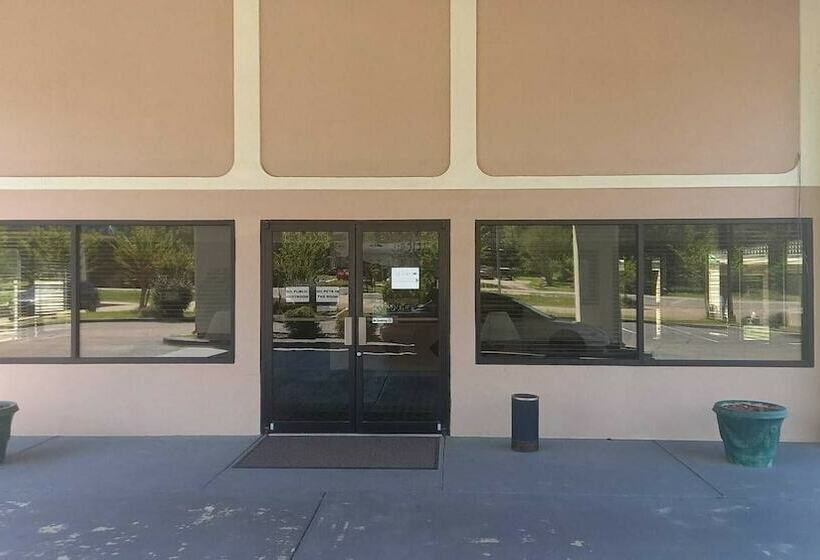 모텔 Traveler Inn And Suites