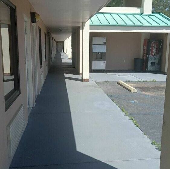 모텔 Traveler Inn And Suites