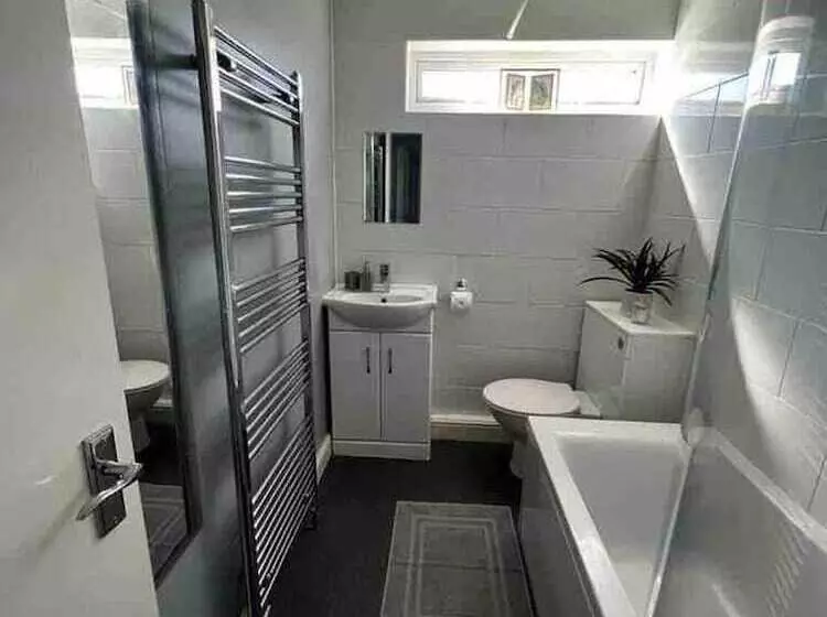 Residenssi Spacious 3 Bed House In Swindon