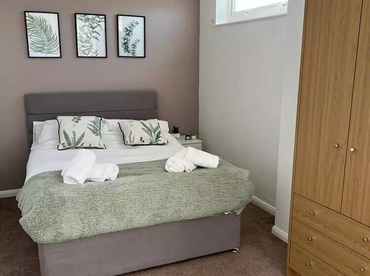 Residenssi Spacious 3 Bed House In Swindon