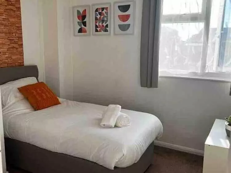 Residenssi Spacious 3 Bed House In Swindon