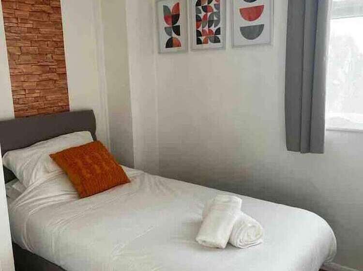 Резиденция Spacious 3 Bed House In Swindon