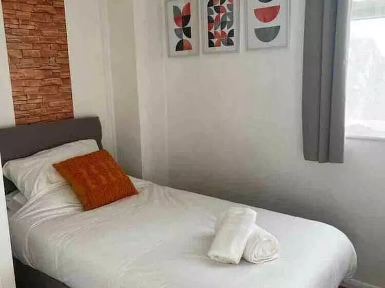 Residenssi Spacious 3 Bed House In Swindon