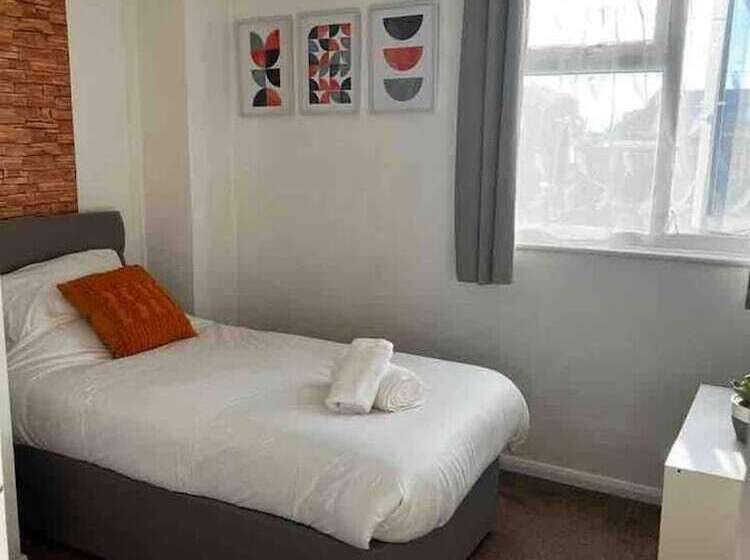 Резиденция Spacious 3 Bed House In Swindon