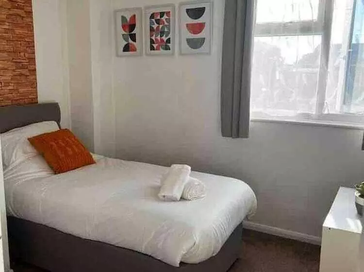 Residenssi Spacious 3 Bed House In Swindon