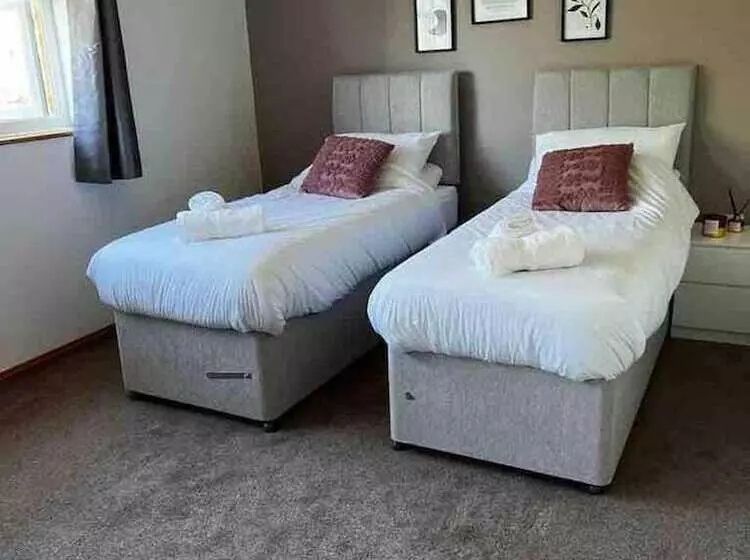 Residenssi Spacious 3 Bed House In Swindon