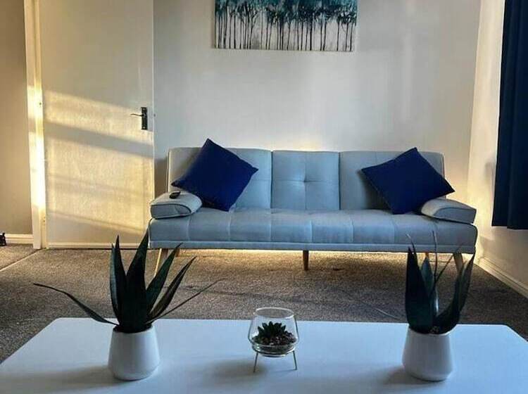 Резиденция Spacious 3 Bed House In Swindon