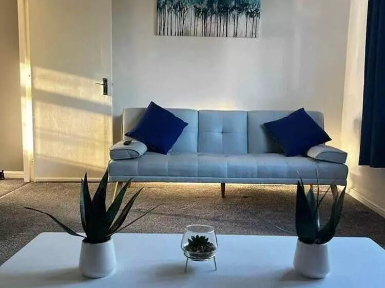 Residenssi Spacious 3 Bed House In Swindon