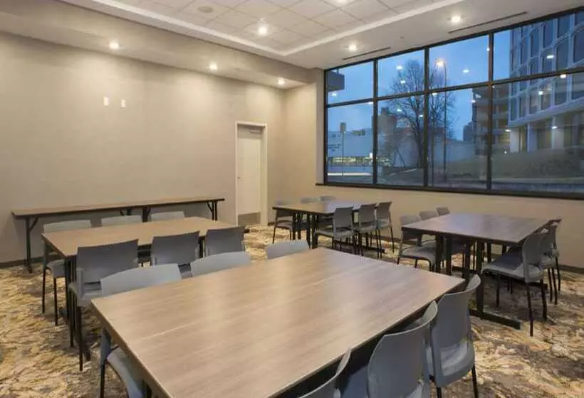 ホテル Hampton Inn & Suites Minneapolis University Area