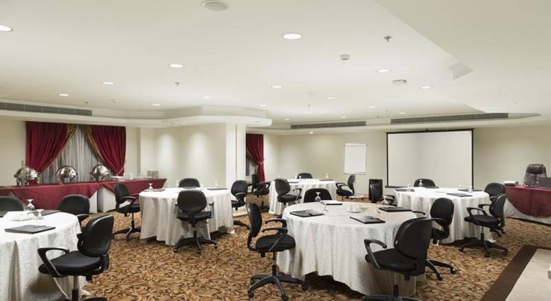 Отель Razana Al Rowdah