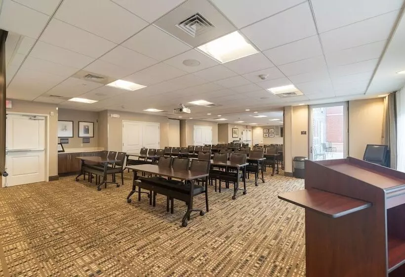 ホテル Staybridge Suites Marquette, An Ihg