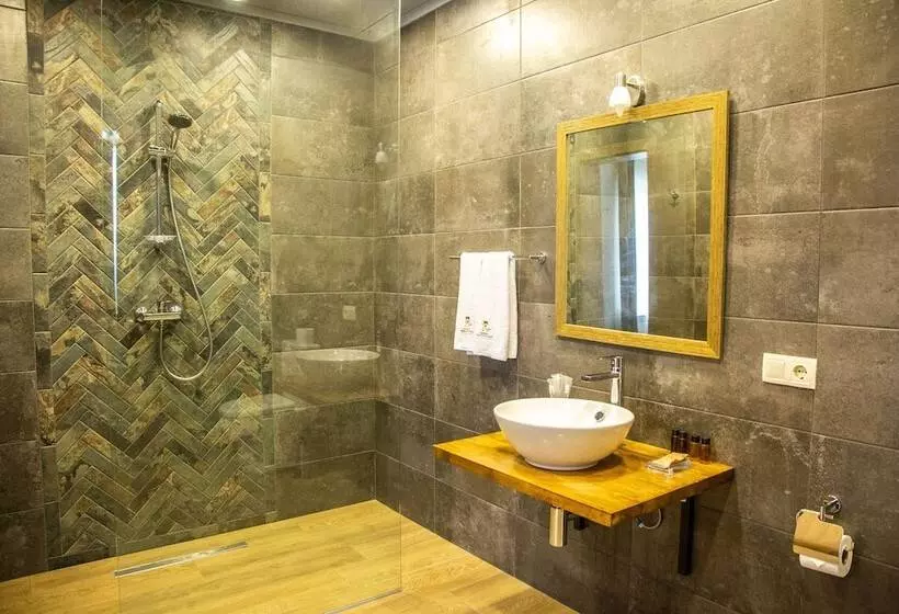 هتل Giorgi Ushikishvili Chateau Celler