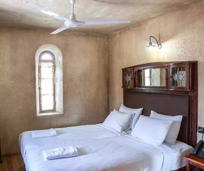 هتل Giorgi Ushikishvili Chateau Celler