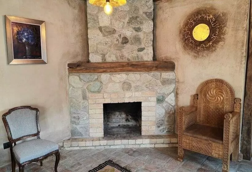 هتل Giorgi Ushikishvili Chateau Celler