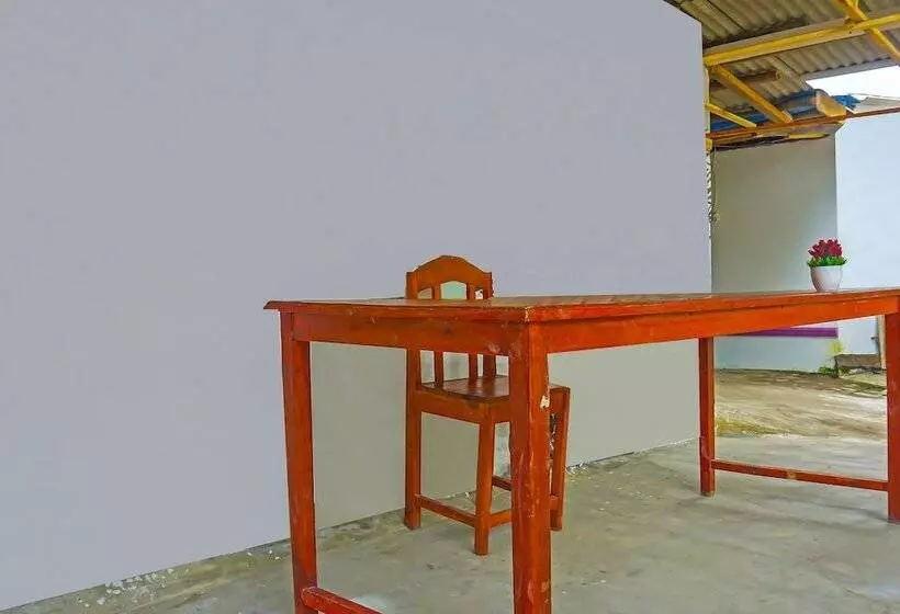 Hotelli Spot On 92154 Nusasari Guest House