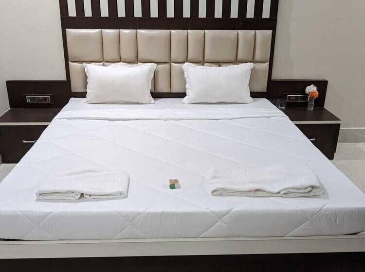 هتل The Golden Sand