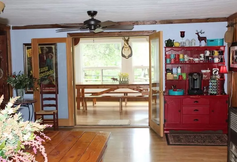 Aamiaismajoitus (B&B) Bear Creek Guest Ranch