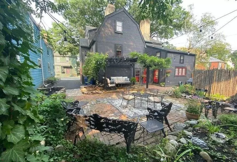 Hostelli Silsbee S By Daniels House