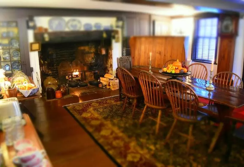 Hostelli Silsbee S By Daniels House