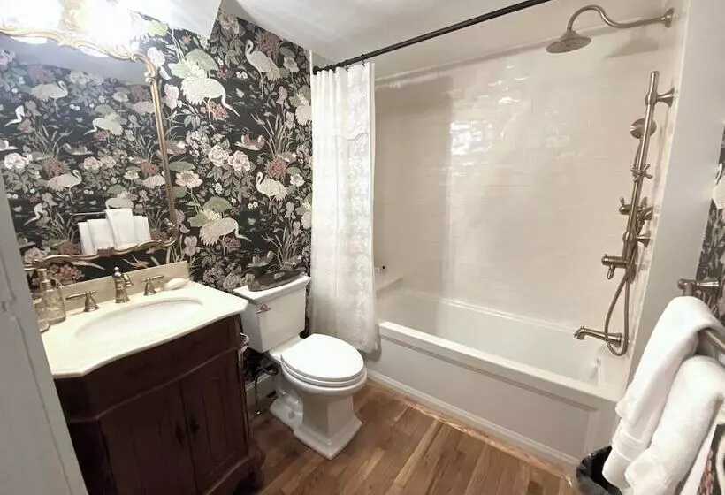 Hostelli Silsbee S By Daniels House