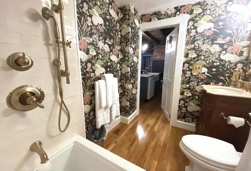 Hostelli Silsbee S By Daniels House