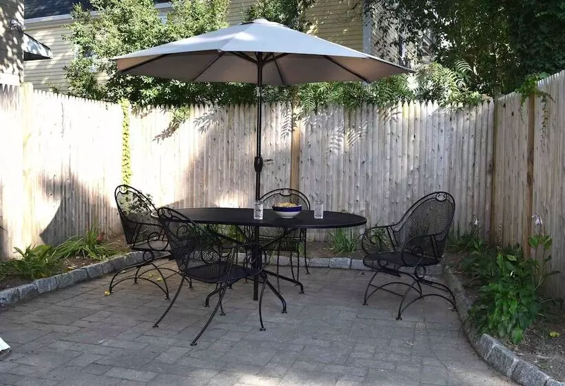 Hostelli Silsbee S By Daniels House