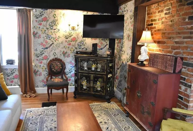 Hostelli Silsbee S By Daniels House