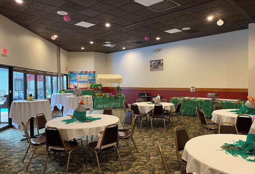 Отель Crookston Inn & Convention Center