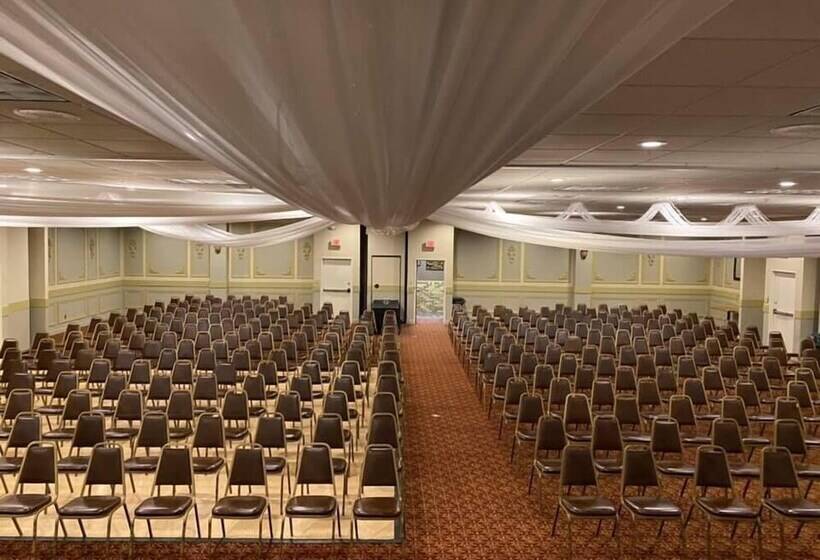 Отель Crookston Inn & Convention Center