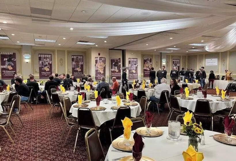 Hotelli Crookston Inn & Convention Center