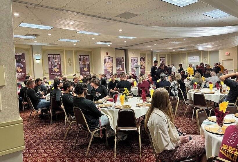 Отель Crookston Inn & Convention Center