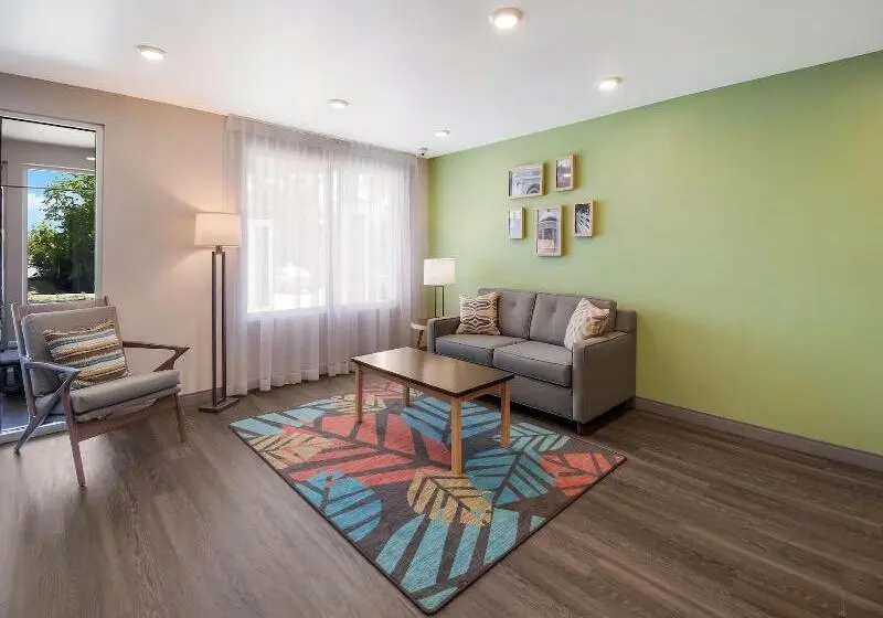 ホテル Woodspring Suites East Lansing University Area