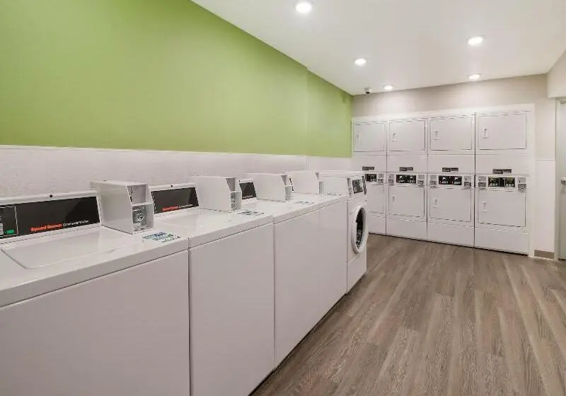 ホテル Woodspring Suites East Lansing University Area