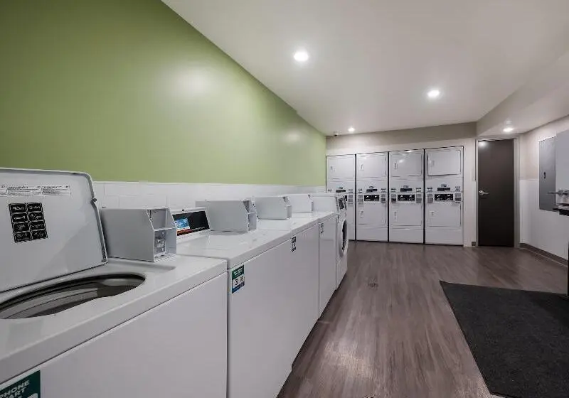 ホテル Woodspring Suites East Lansing University Area