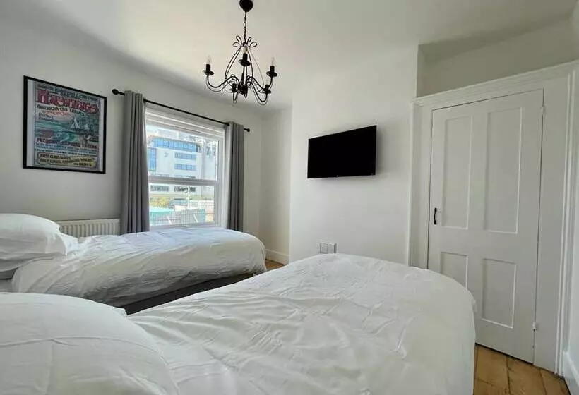 Residenssi Hastings Stunning Town Centre 2 Bed House