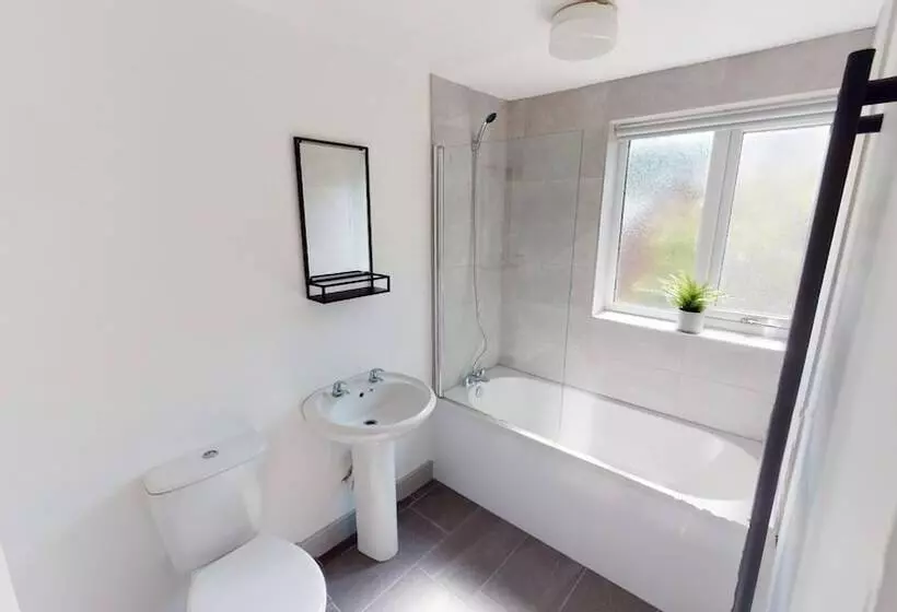 Residenssi Stunning City Centre Uni Town House