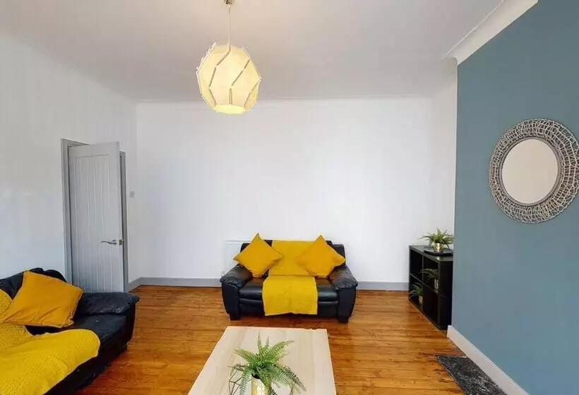 Residenssi Stunning City Centre Uni Town House