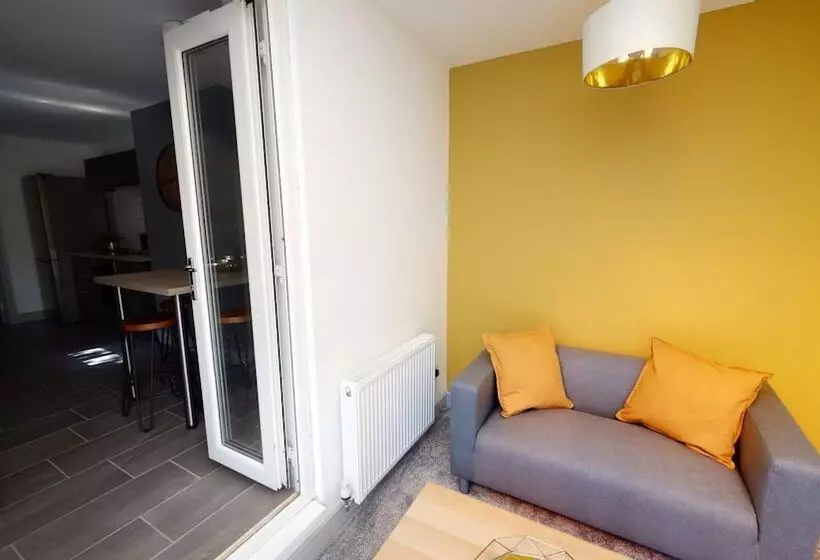 Residenssi Stunning City Centre Uni Town House