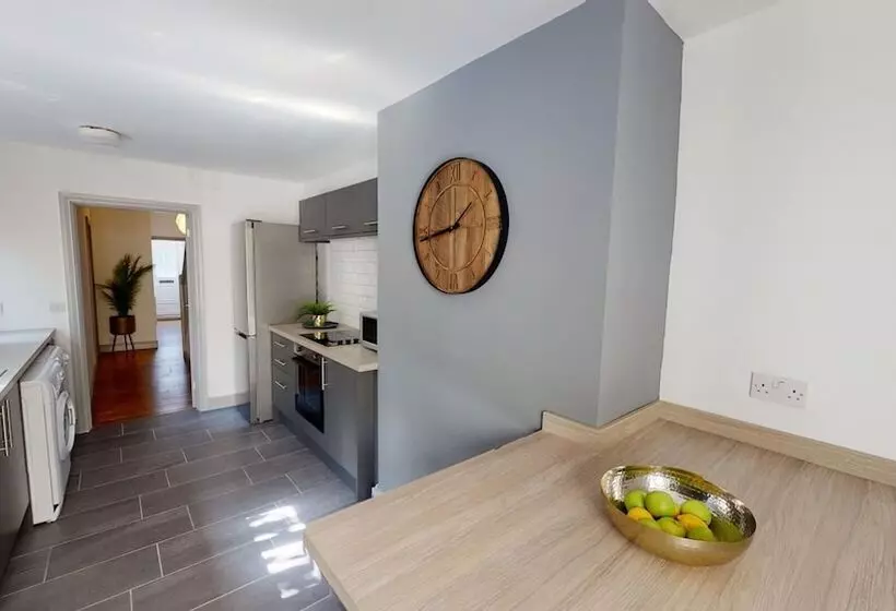 Residenssi Stunning City Centre Uni Town House