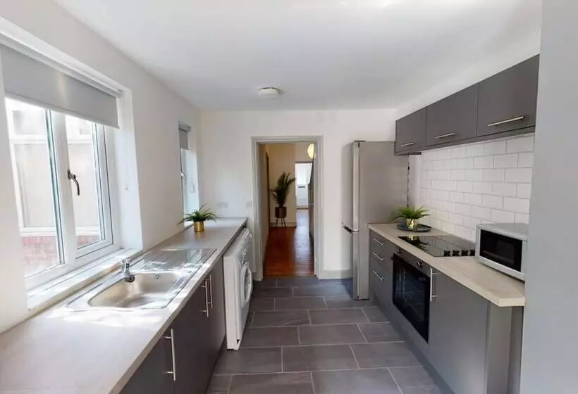 Residenssi Stunning City Centre Uni Town House