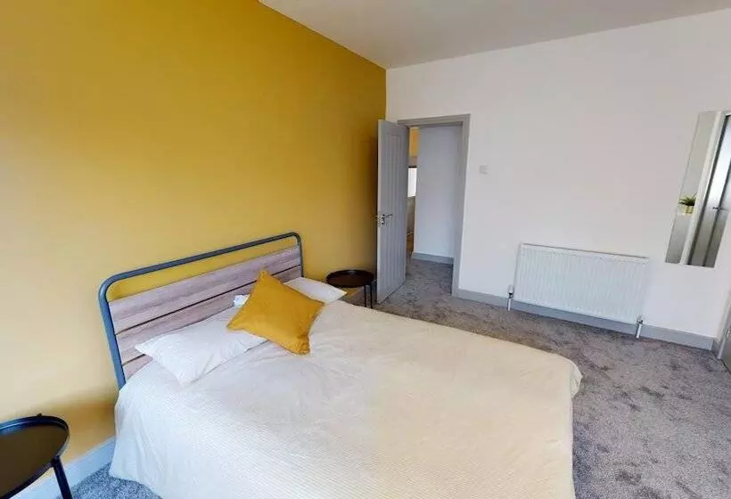 Residenssi Stunning City Centre Uni Town House