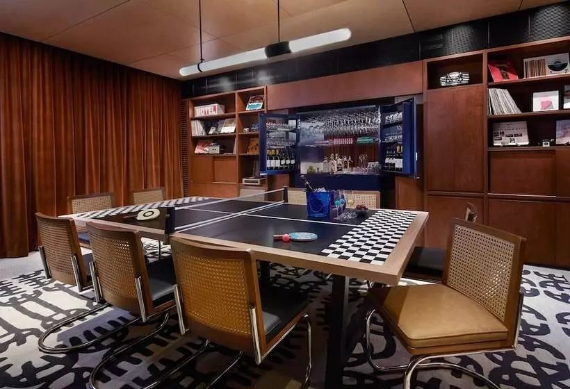 ホテル Moxy Sydney Airport