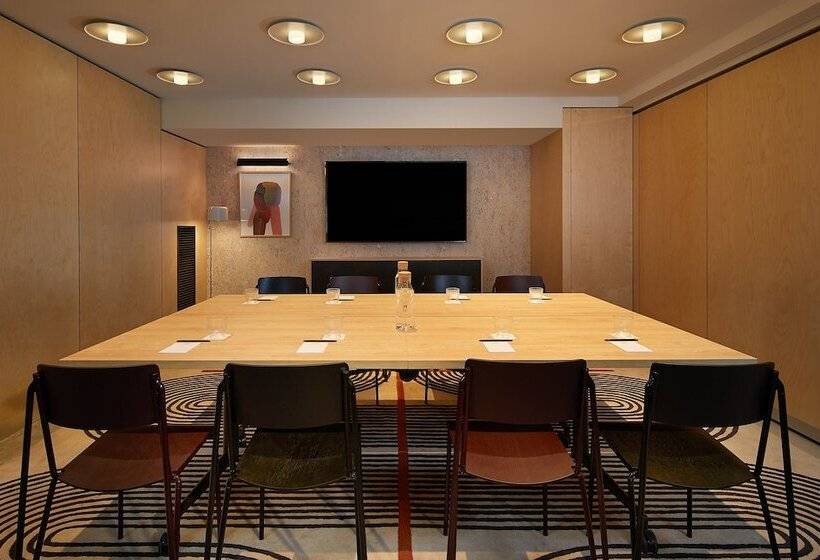 בית מלון כפרי Moxy Sydney Airport